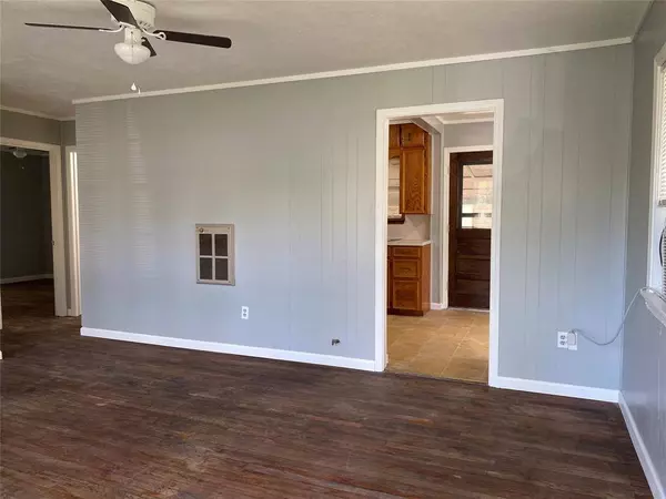 408 S Texana ST, Hallettsville, TX 77964