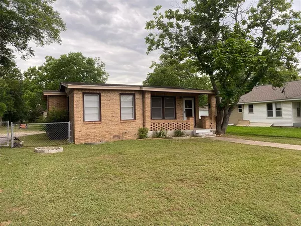 408 S Texana ST, Hallettsville, TX 77964