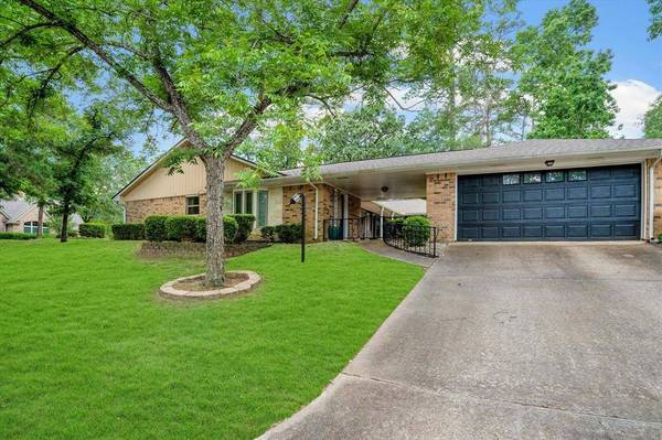 2100 Groveshire DR, Huntsville, TX 77340