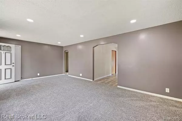 2006 JOLSON Avenue, Burton, MI 48529