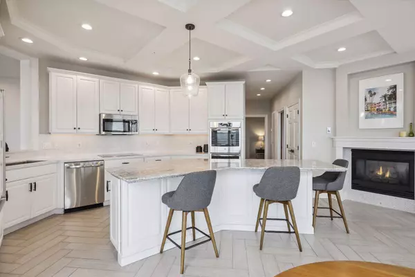 8301 Creekside CIR #930, Bloomington, MN 55437