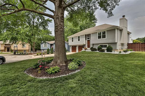 316 SE Bent Tree DR, Blue Springs, MO 64014