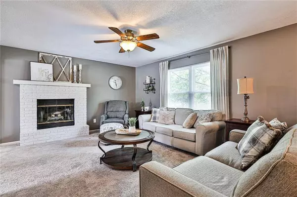 316 SE Bent Tree DR, Blue Springs, MO 64014