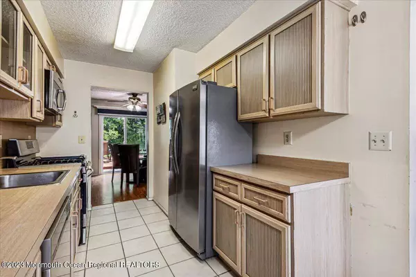 21 Seabreeze Square, Freehold, NJ 07728