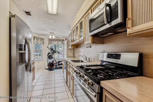 21 Seabreeze Square, Freehold, NJ 07728