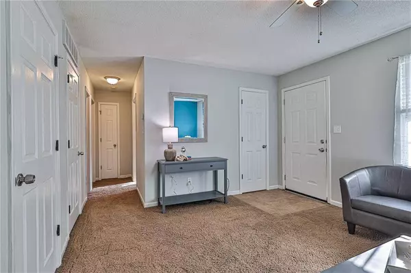 510 NE Castle DR, Lee's Summit, MO 64086