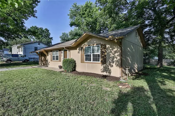 510 NE Castle DR, Lee's Summit, MO 64086