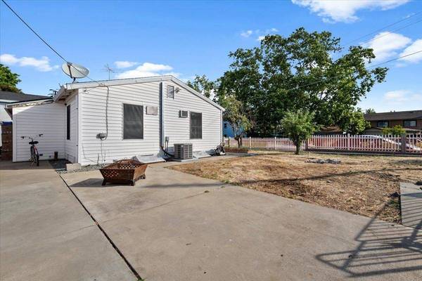 2933 Land AVE, Sacramento, CA 95815