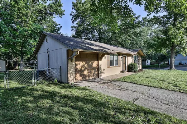 510 NE Castle DR, Lee's Summit, MO 64086