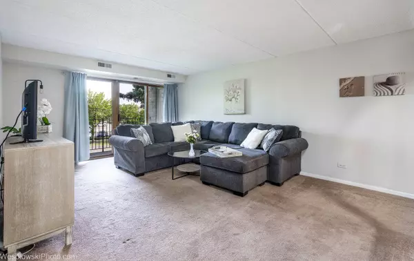 6440 W Devon Avenue #209, Chicago, IL 60631