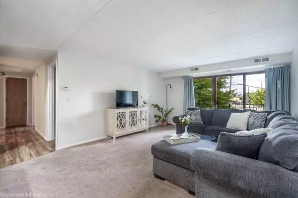 6440 W Devon Avenue #209, Chicago, IL 60631