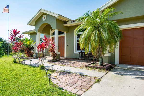 1080 SW Romaine LN, Port Saint Lucie, FL 34953