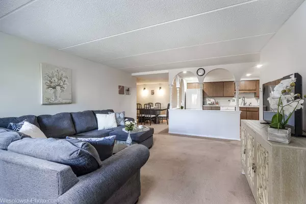 6440 W Devon Avenue #209, Chicago, IL 60631