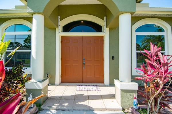 1080 SW Romaine LN, Port Saint Lucie, FL 34953