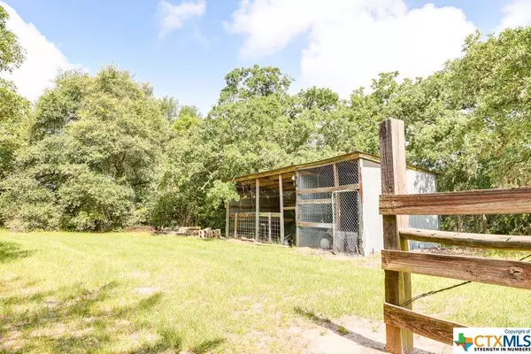 689 Private Road 1023, Hallettsville, TX 77964