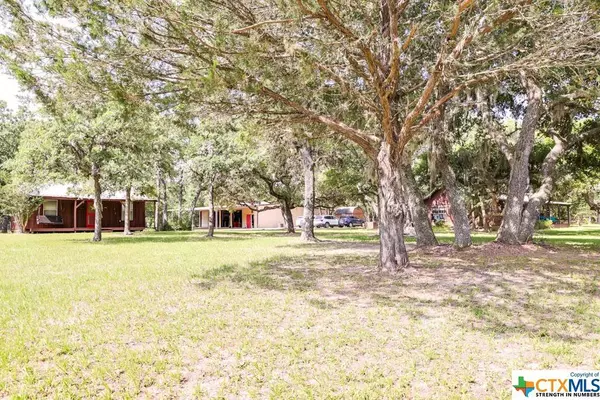 689 Private Road 1023, Hallettsville, TX 77964