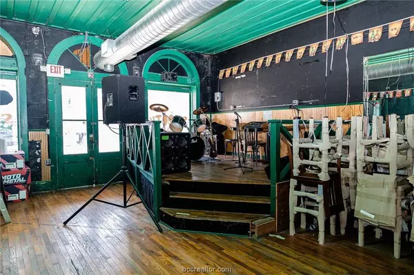 184 W Austin ST, Giddings, TX 78942