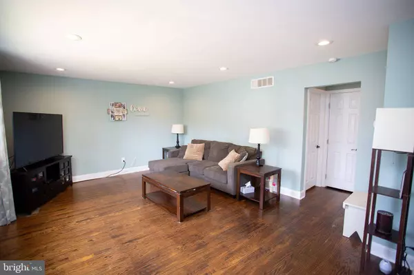 9 HOFFMAN AVE, Cherry Hill, NJ 08003