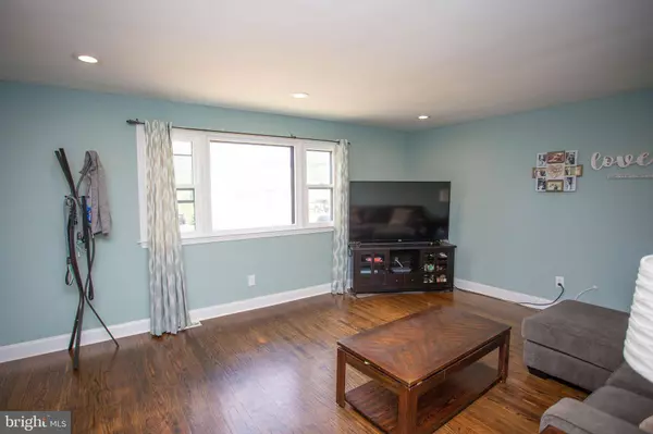 9 HOFFMAN AVE, Cherry Hill, NJ 08003