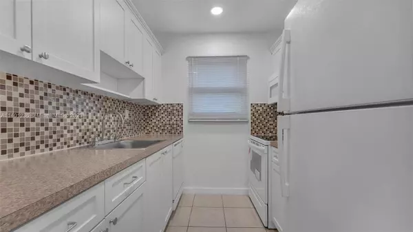 3265 Griffin Rd #205, Dania Beach, FL 33312