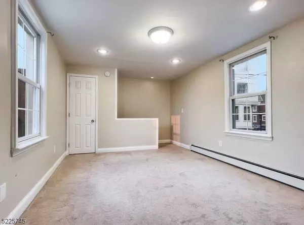 3 Elizabeth St, Phillipsburg Town, NJ 08865