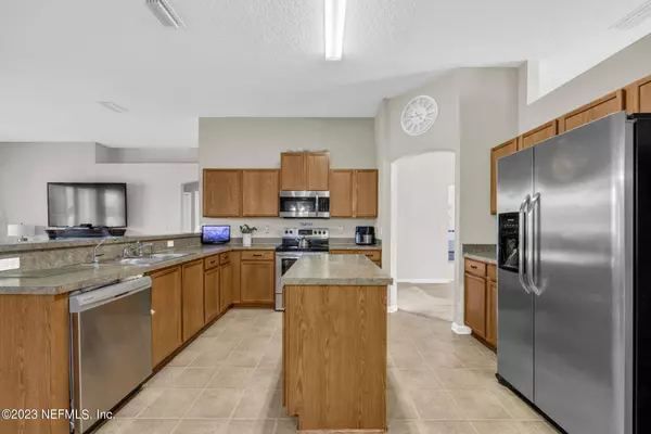 11409 CARSON LAKE DR, Jacksonville, FL 32221