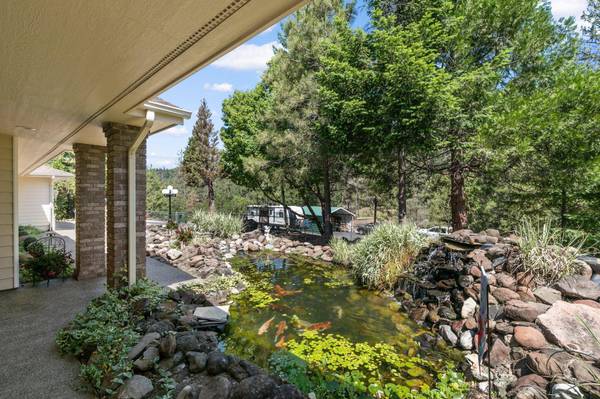 20547 Sawyer Rd, Shady Cove, OR 97539