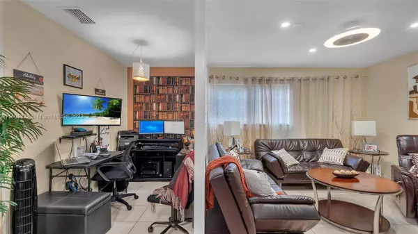 3265 Griffin Rd #106, Dania Beach, FL 33312