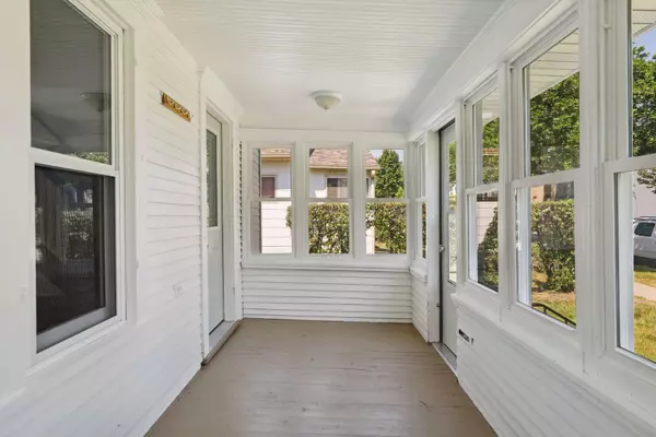 1802 Ross AVE E, Saint Paul, MN 55119