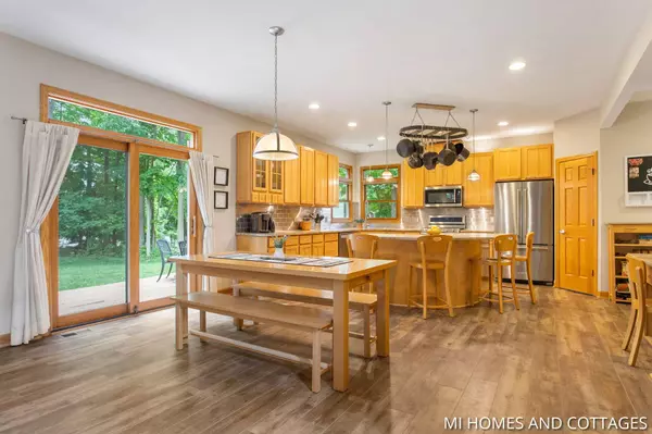 5405 Naples Cedar Drive, Wyoming, MI 49519