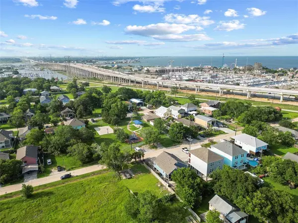 110 W 7th ST, Kemah, TX 77565