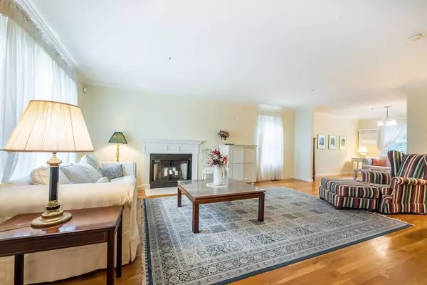 6 Peterson Rd, North Andover, MA 01845