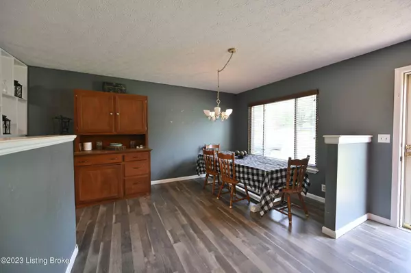 7910 Rochelle Rd, Louisville, KY 40228