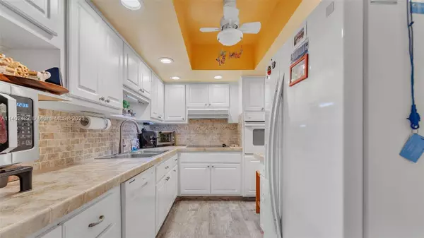 400 Kings Point Dr #408, Sunny Isles Beach, FL 33160