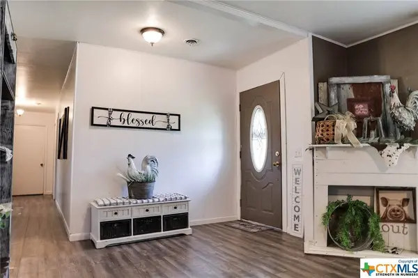 203 Sandra DR, Hallettsville, TX 77964