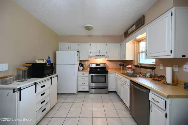 7910 Rochelle Rd, Louisville, KY 40228