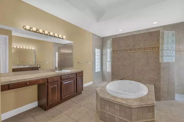 5928 NW Brenda CIR, Port Saint Lucie, FL 34986