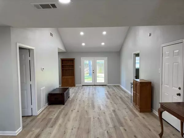 1729 Capri LN, Seabrook, TX 77586