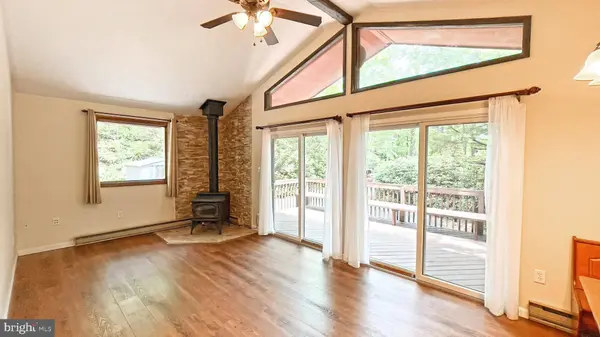 1249 HUNTER LN, Long Pond, PA 18334