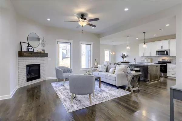 905 NW Crestwood DR, Grain Valley, MO 64029