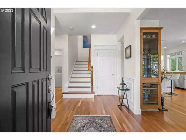 2 MORNINGVIEW PL, Lake Oswego, OR 97035