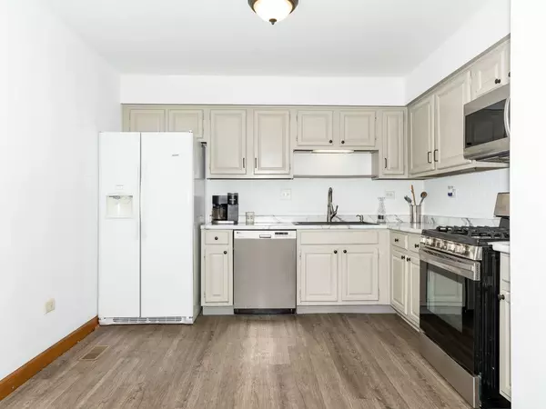 212 Far Hills DR, Bolingbrook, IL 60440