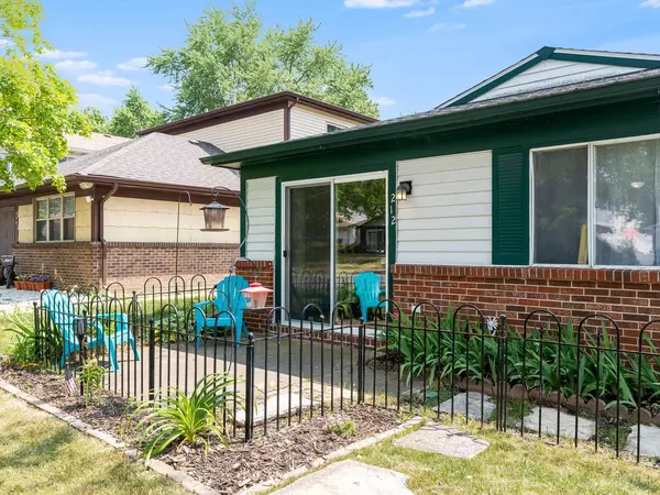 212 Far Hills DR, Bolingbrook, IL 60440