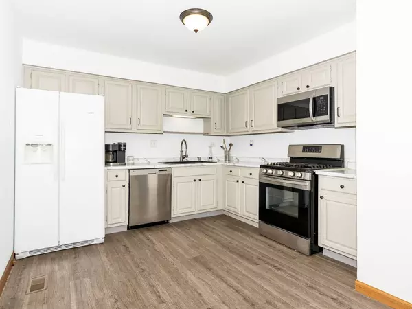 212 Far Hills DR, Bolingbrook, IL 60440