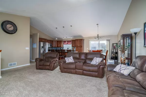 3865 17TH Street S, Grand Forks, ND 58201