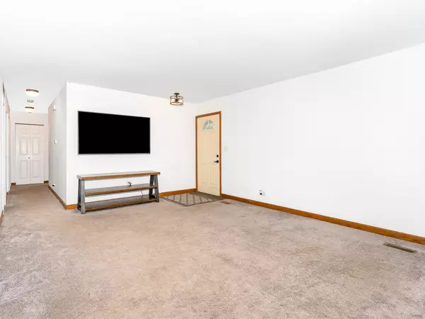 212 Far Hills DR, Bolingbrook, IL 60440