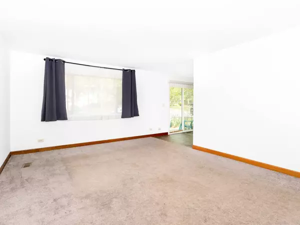 212 Far Hills DR, Bolingbrook, IL 60440