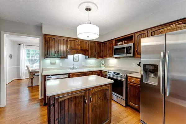 810 Ashley Forest Dr, Hixson, TN 37343