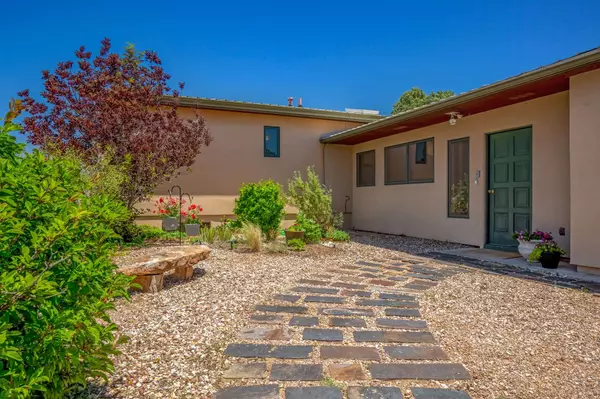 1 Agila CT, White Rock, NM 87547