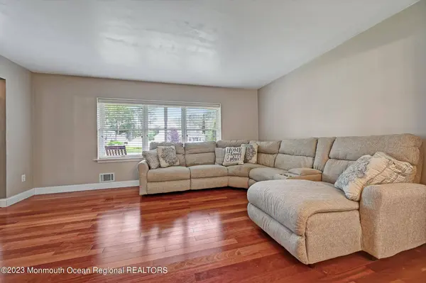 52 Shasta Lane, Toms River, NJ 08753